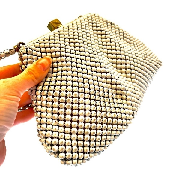 WHITING AND DAVIS CO VINTAGE PEARL HANDBAG WITH GOLDEN SNAP CLOSURE - Picture 5 of 10